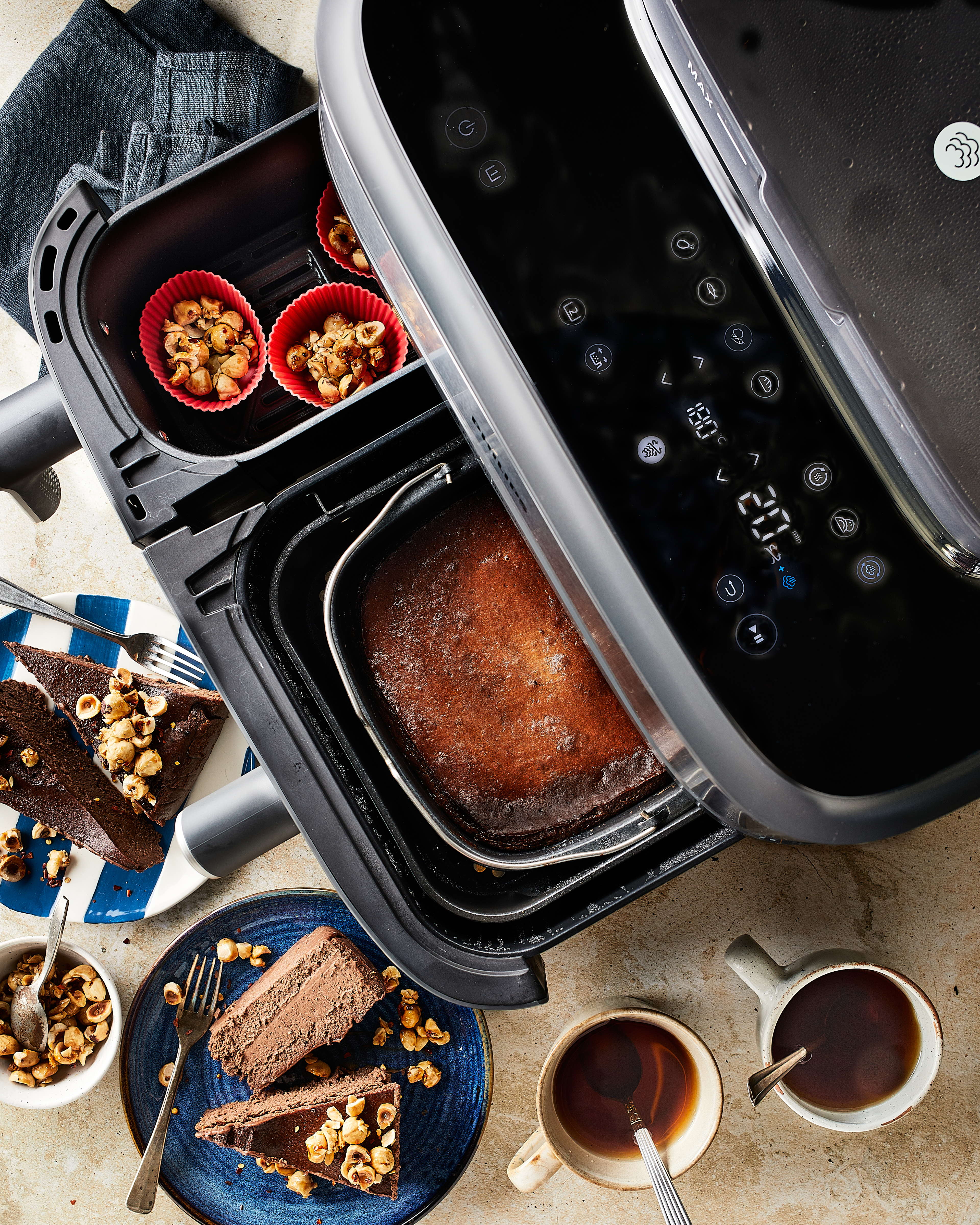 Voor Moederdag van Miljuschka: Chocolade Basque Cheesecake met Hazelnootcrunch uit de nieuwe Philips Airfryer met stoomfunctie