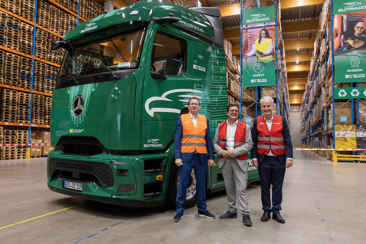 Serge Gregoir (EUTRACO), Eddy Bevers (maire de Willebroek), Peter Brock (Daimler Truck)