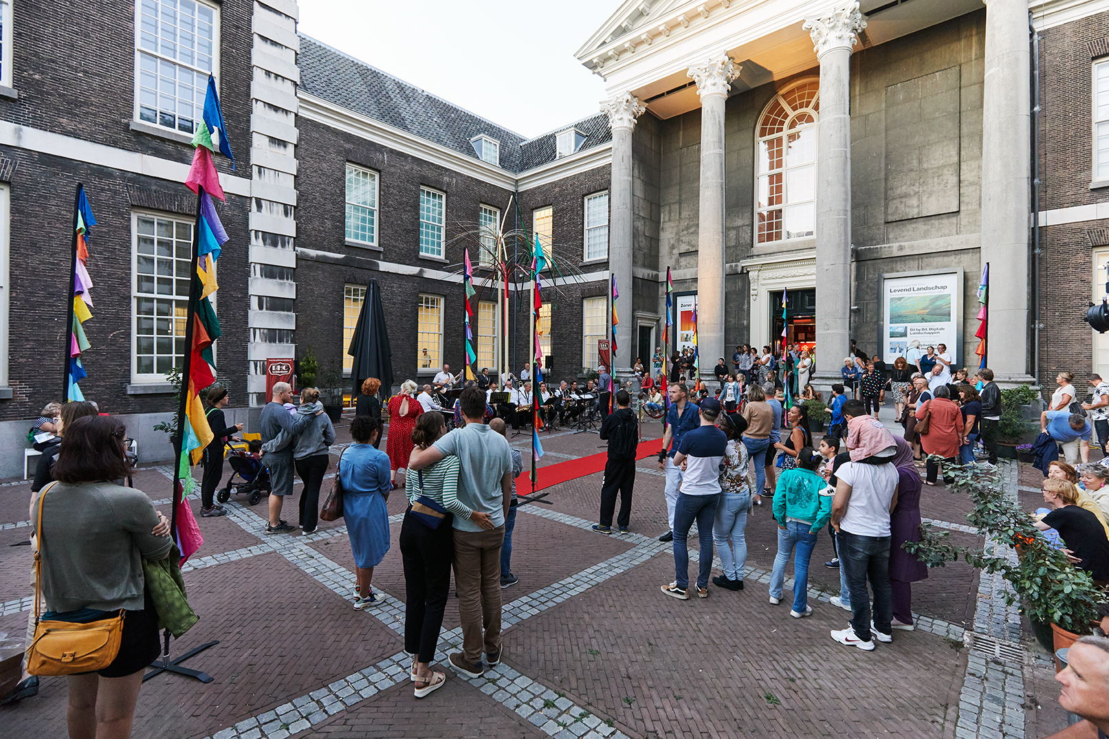 Schiedammers uit Schiedam Centrum en West bezoeken het museum tijdens de eerste editie van Wijken Welkom, 2022. Fotografie: Aad Hoogendoorn