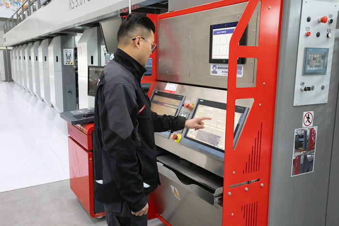 The BOBST RS 3.0 PLUS gravure press features advanced automation features, and easy to use Human Machine Interface (HMI) with display in Chinese language