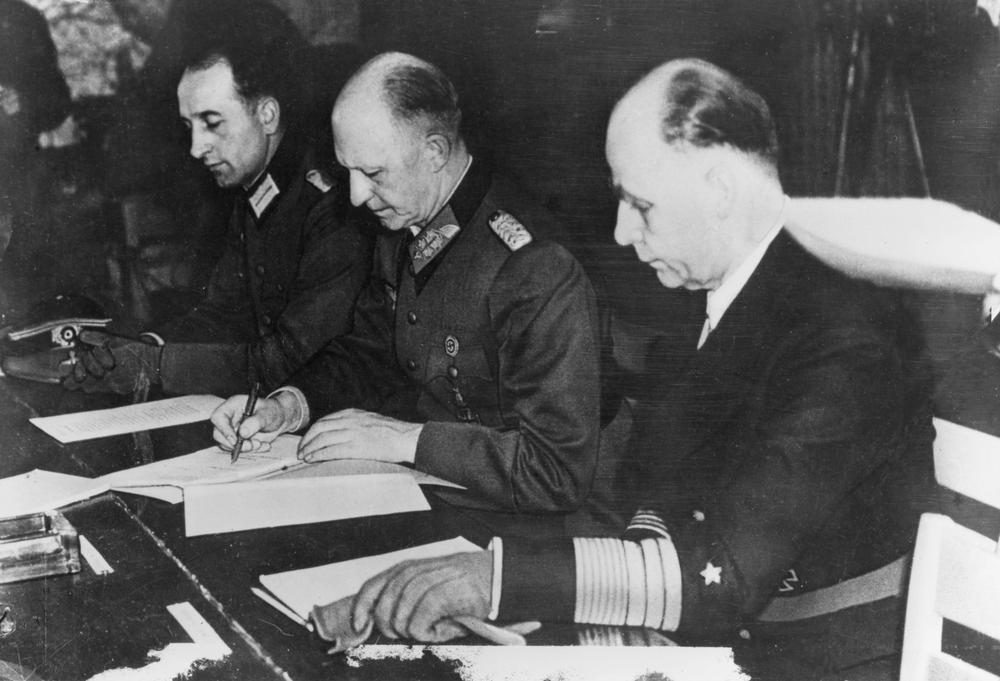 Signing the instrument of Germany's surrender by Jodl, Friedeburg and Oxenius in Gen. Eisenhower’s HQs in Reims.AKG86026 © akg-images