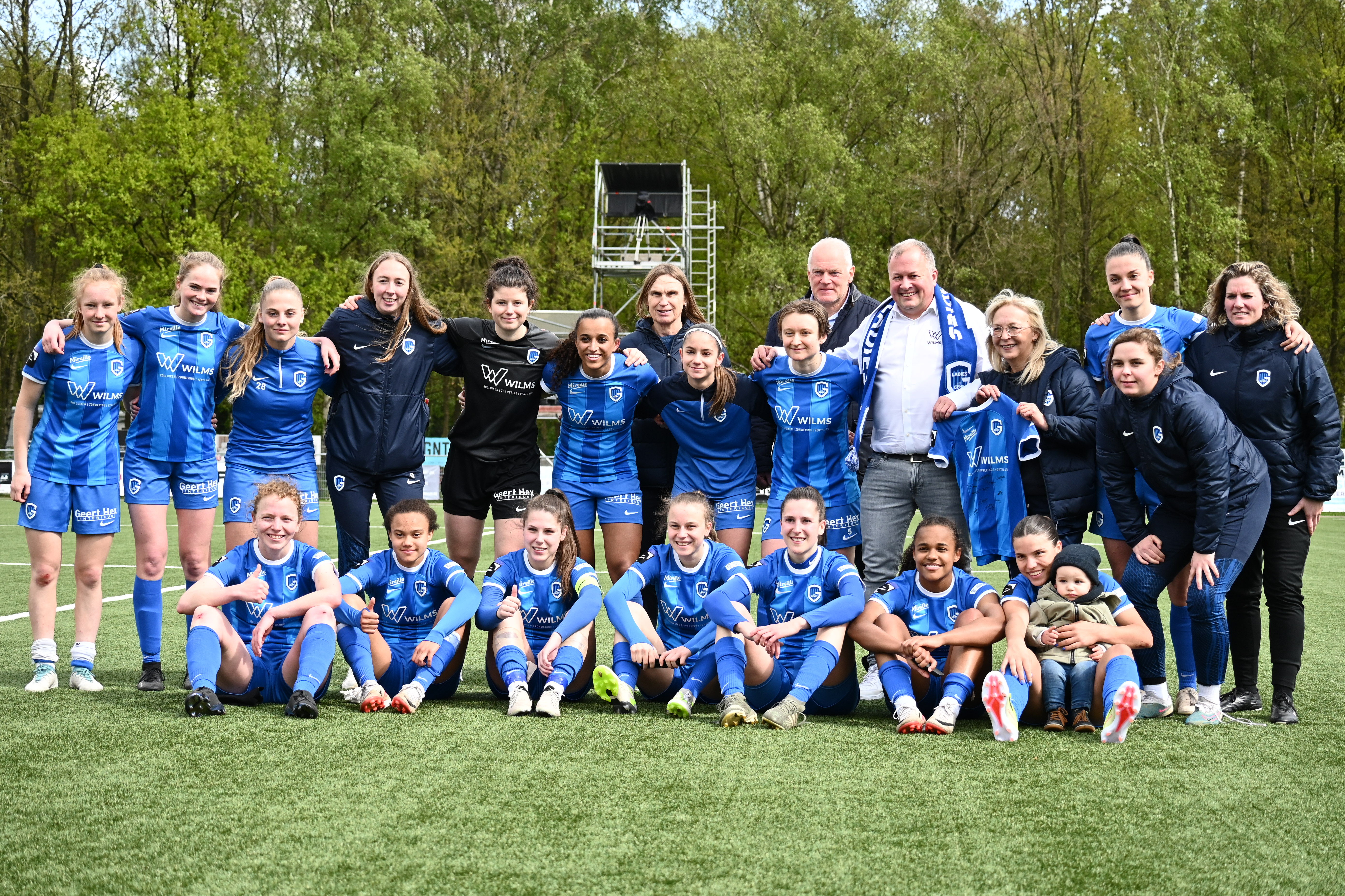 Blije gezichten bij het team van KRC Genk Ladies