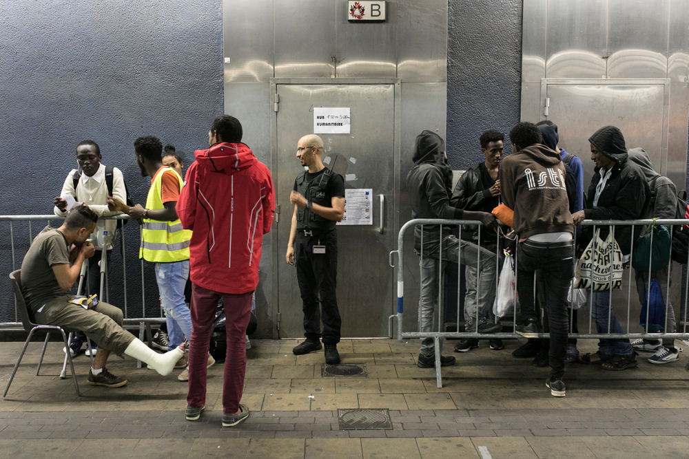 Migranten en vluchtelingen wachten voor de ingang van de humanitaire hub in het Noordstation van Brussel © Albert Masias / AZG