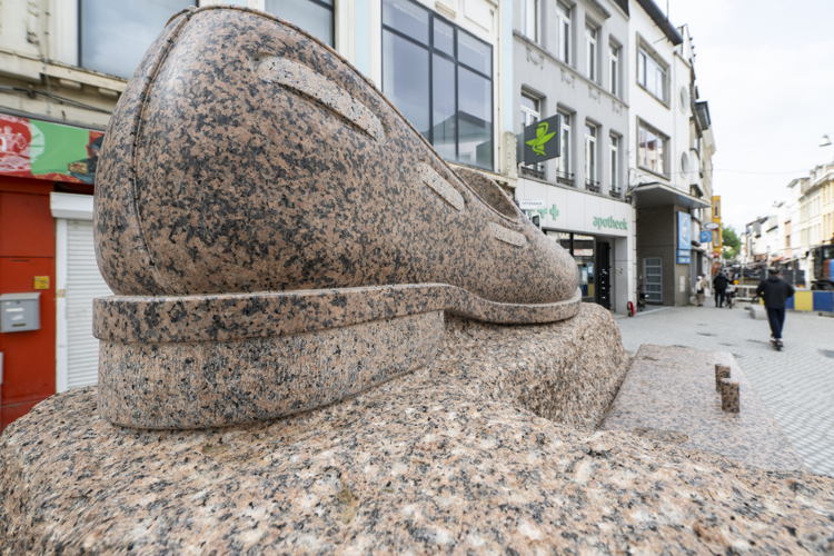 Daniel Dewar & Grégory Gicquel, Granieten rots met courgette, naaimachine en loafer met kwastjes, 2025. Foto Sigrid Spinnox