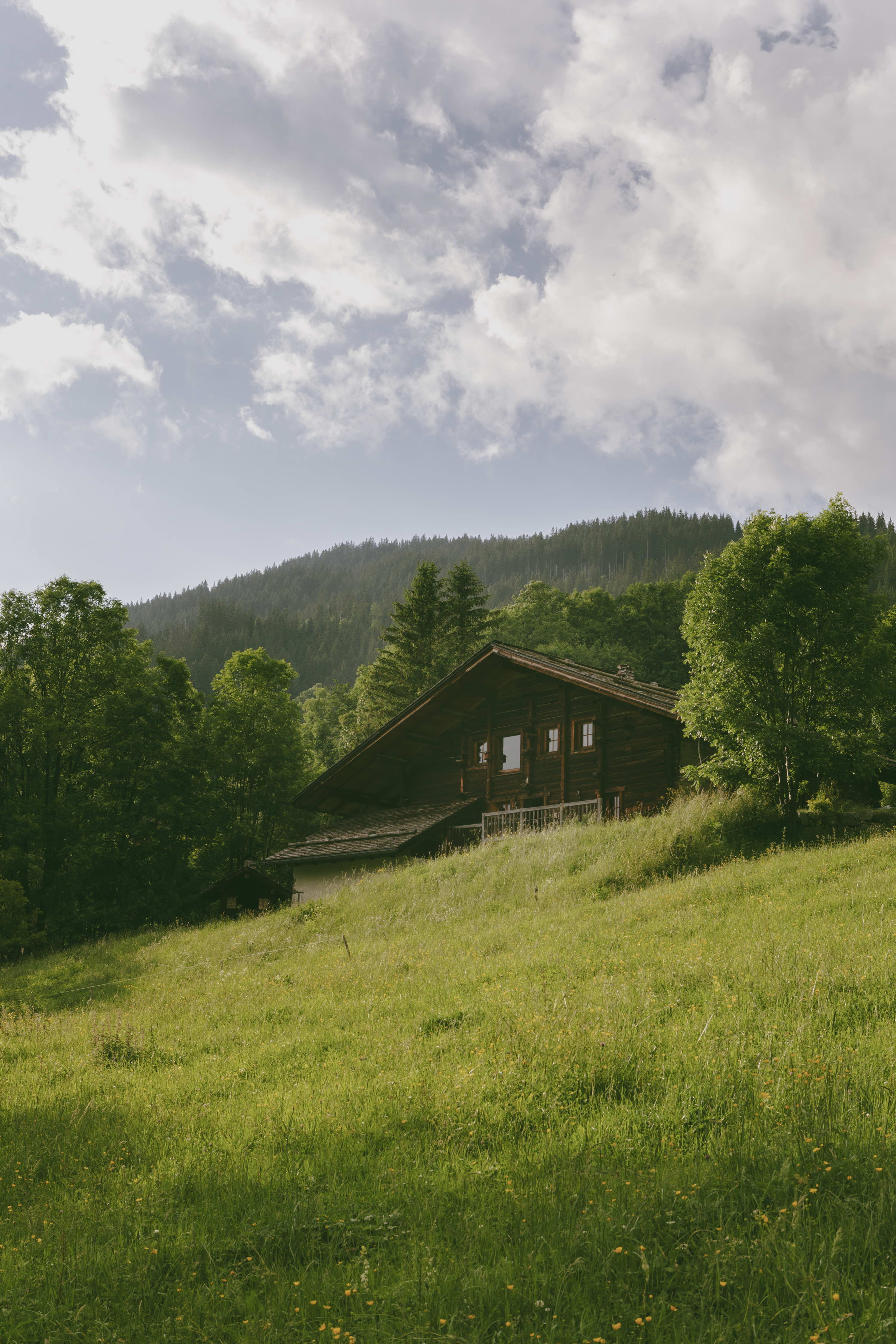 Mobalpa réinvente un chalet niché au cœur des Alpes avec l’architecte française Sarah Poniatowski