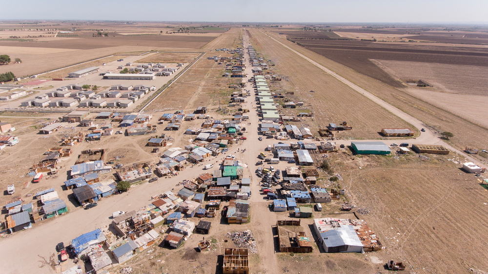 A Borgo Mezzanone, près de Foggia, il y a un centre d'accueil gouvernemental avec plus de 1000 demandeurs d'asile (sur la gauche de la photo). © Alessandro Penso 