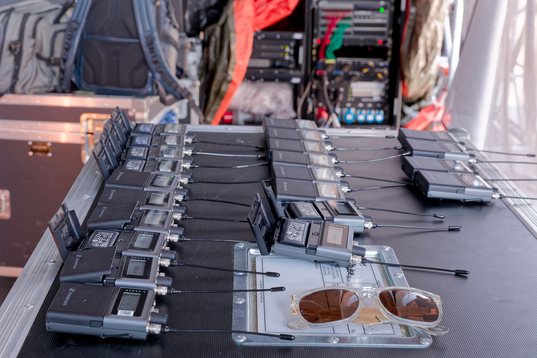Un encombrement réduit : une seule Base Station de 19 pouces fournit les 14 mixages stéréo des retours nécessaires au spectacle. Un encombrement réduit : une seule Base Station de 19 pouces fournit les 14 mixages stéréo des retours nécessaires au spectacle.