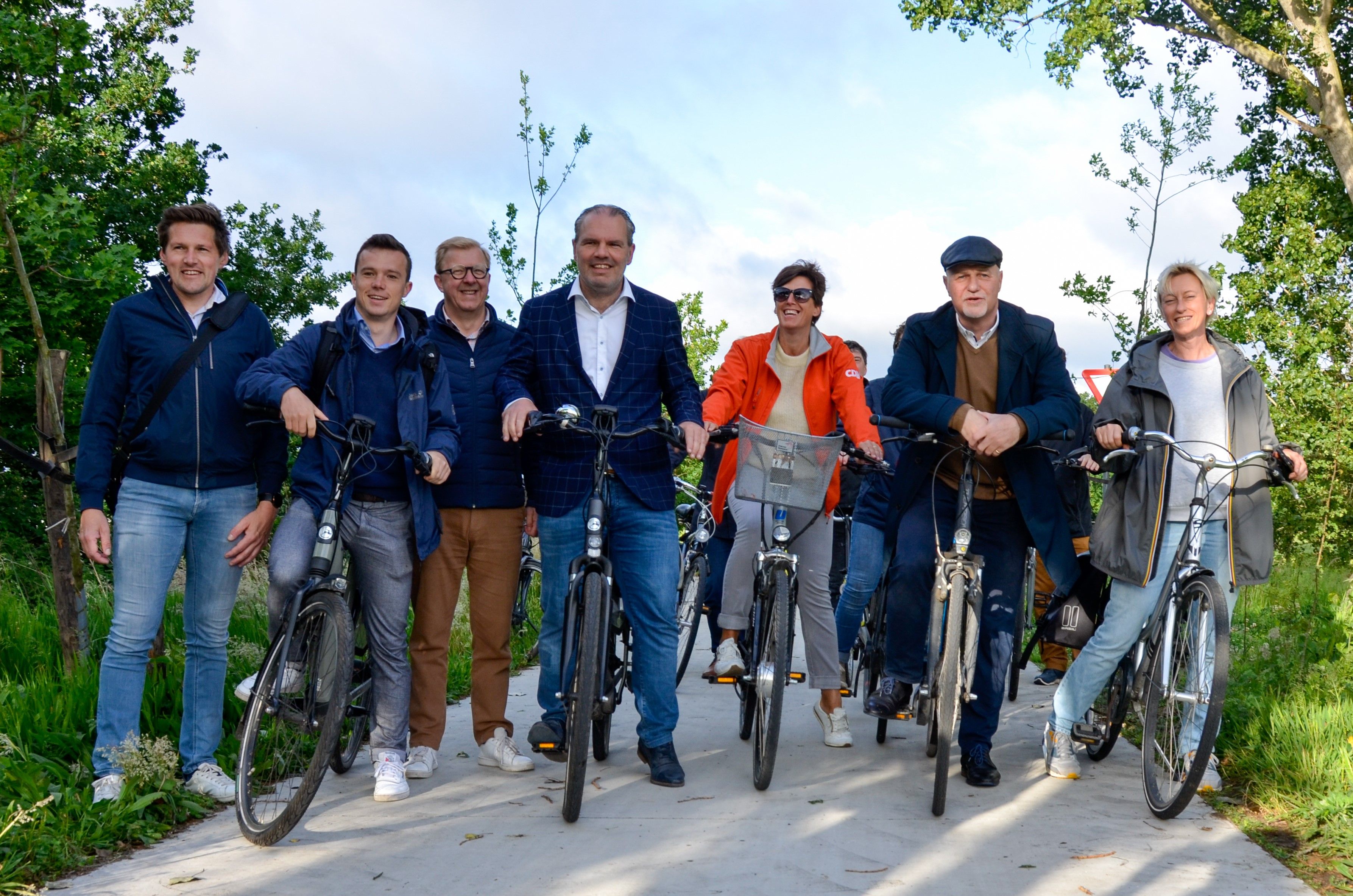 Het gemeentebestuur van Evergem is ruim aanwezig om die fietsverbinding in te rijden samen met de projectpartners