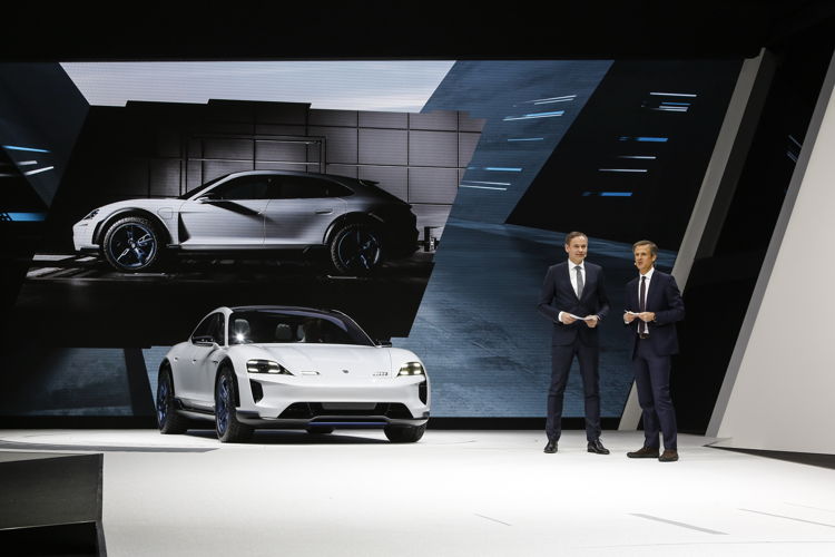 Salón del Automóvil de Ginebra 2018: Oliver Blume, Presidente del Consejo Directivo de Porsche AG, y Michael Mauer, Vicepresidente de Style Porsche, presentando el estudio conceptual Mission E Cross Turismo