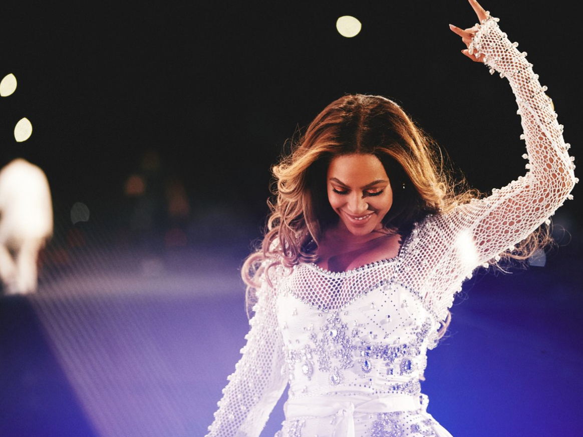BEYONCÉ VISTIÓ BURBERRY PARA UNO DE SUS CONCIERTOS DE LA GIRA 'ON THE RUN II'