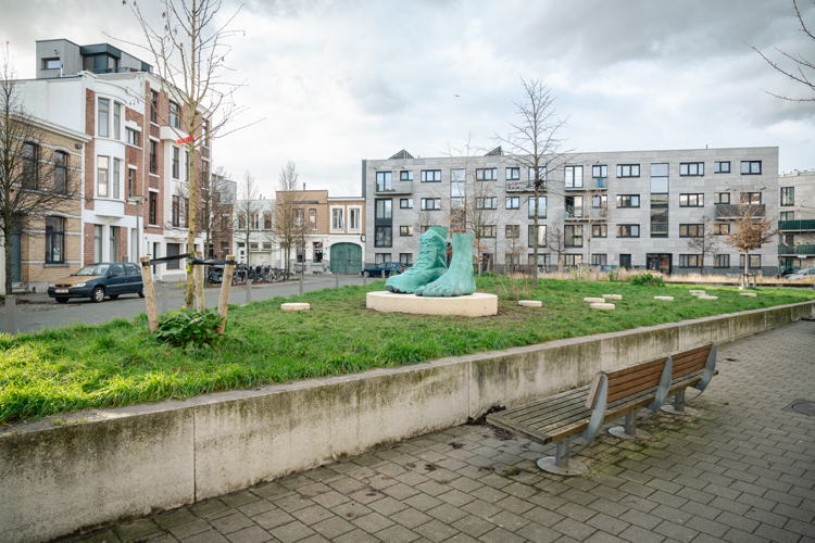 Guy Woueté, De pied à pied   (2024) © Guy Woueté – Collectie Kunst in de Stad - Foto: Tom Cornille