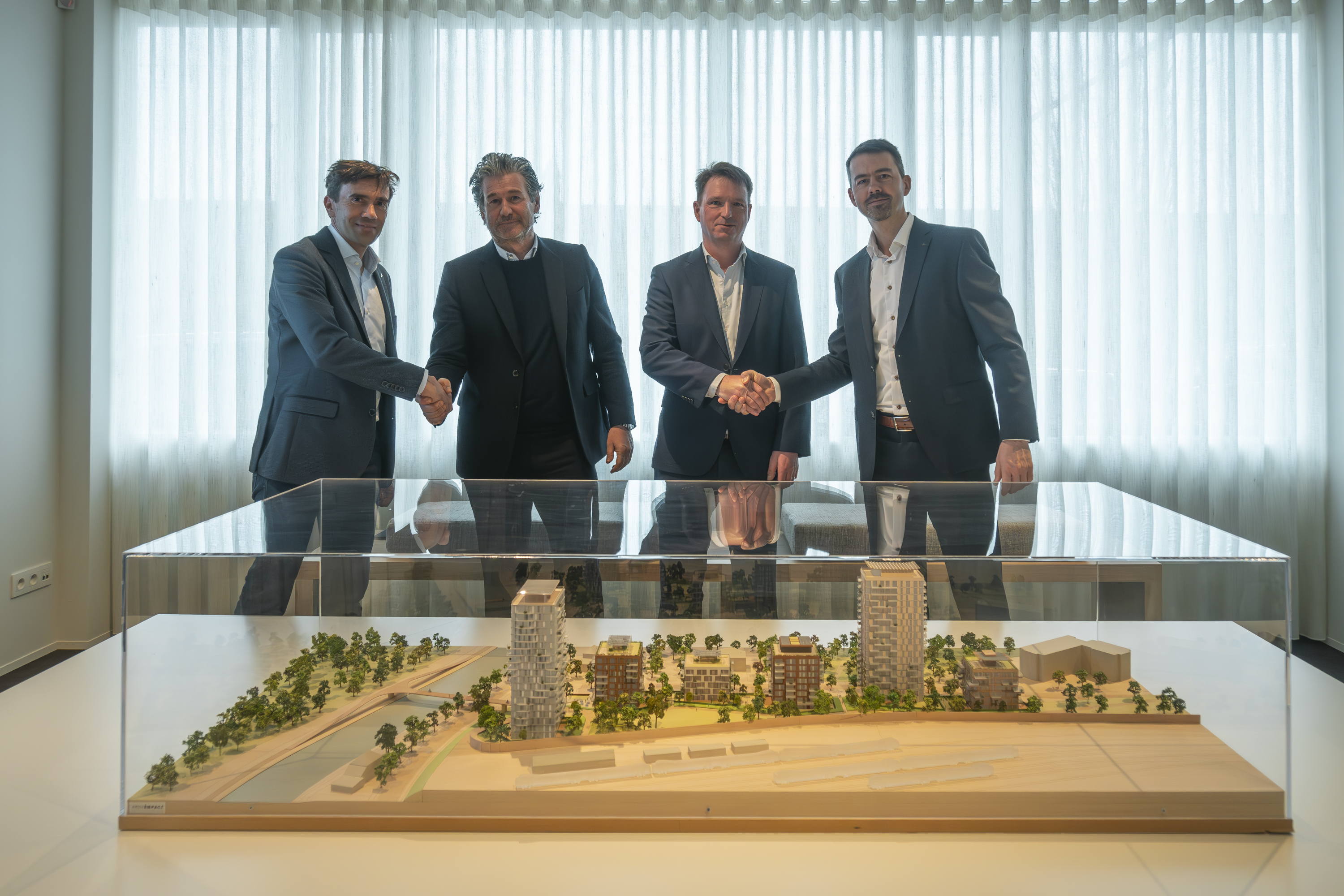 Vlnr: Joachim De Bock (Juri), Peter Leyssens (CORES Development), Stijn Meerschman (Mevaco) en Rikkert Leeman (Alides). Vlnr: Joachim De Bock (Juri), Peter Leyssens (CORES Development), Stijn Meerschman (Mevaco) en Rikkert Leeman (Alides).
