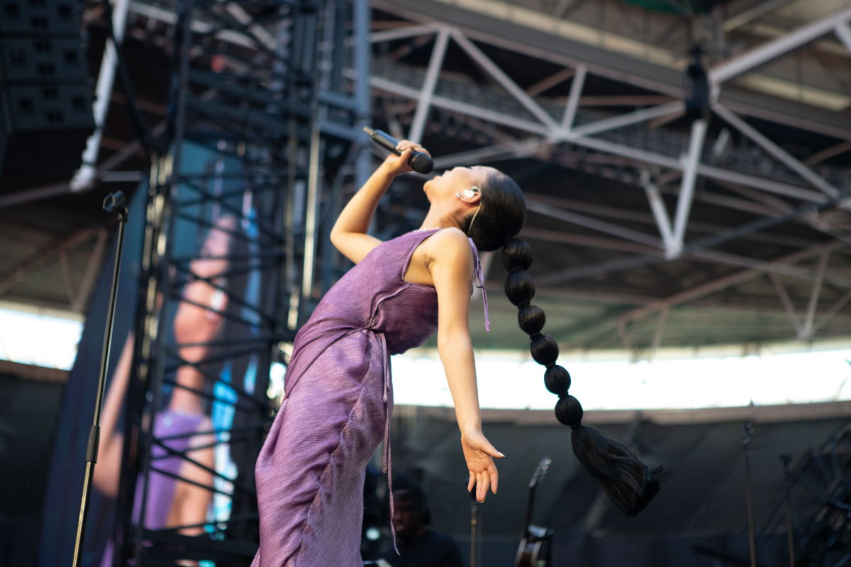 Griff switched to Digital 6000 during her debut tour and uses the SKM 6000 handheld transmitter both with a Sennheiser MD 9235 capsule and a competitor capsule   Photo credit: Ella Renton