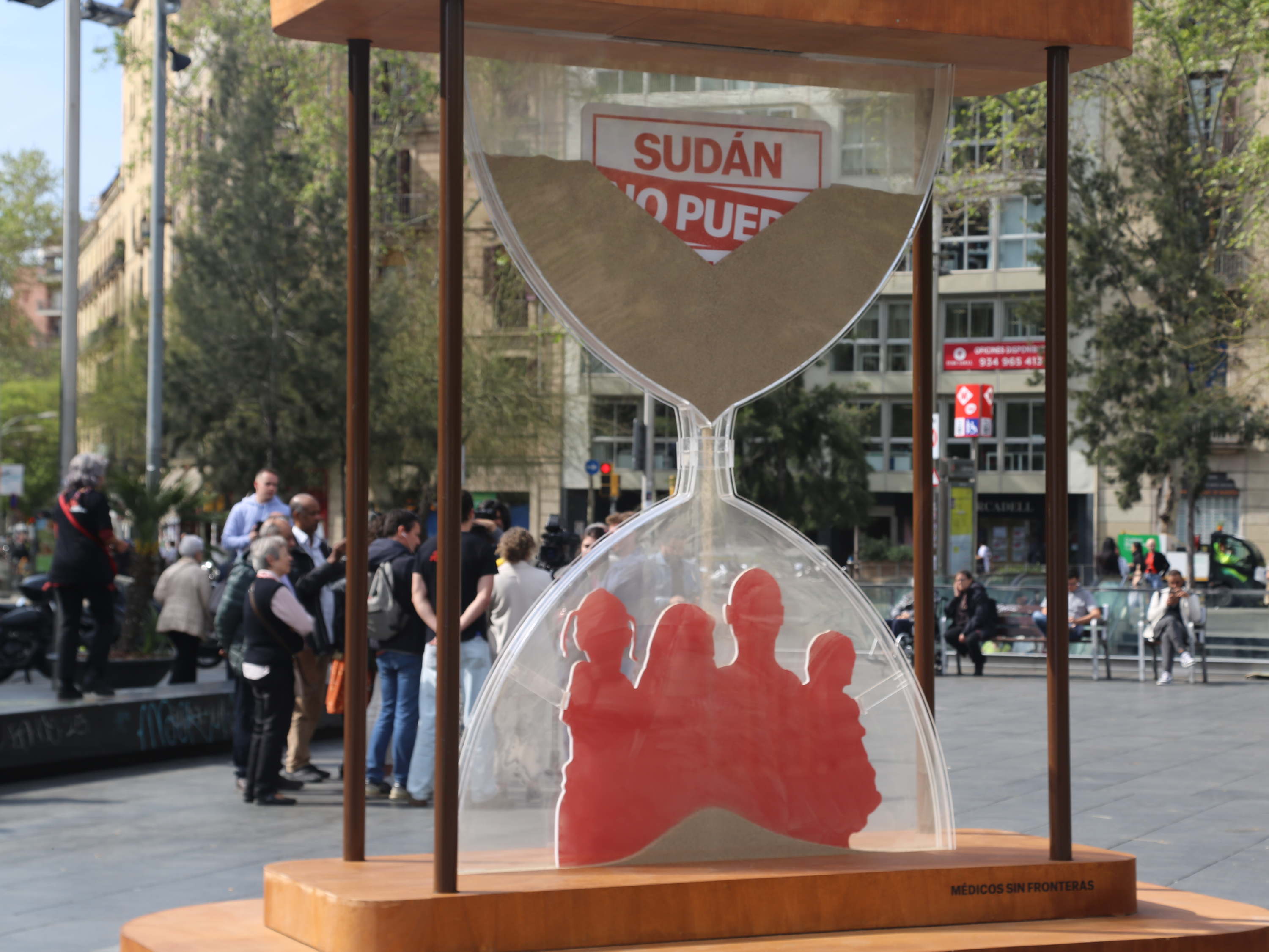 Un reloj de arena gigante para alertar de la falta de tiempo de la población en Sudán ante el abandono de la comunidad internacional