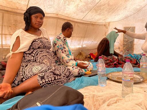 Safi Keita finit de manger son déjeuner dans une tente installée pour les femmes enceintes et leurs familles à Assamaka © Mariama Diallo/MSF
