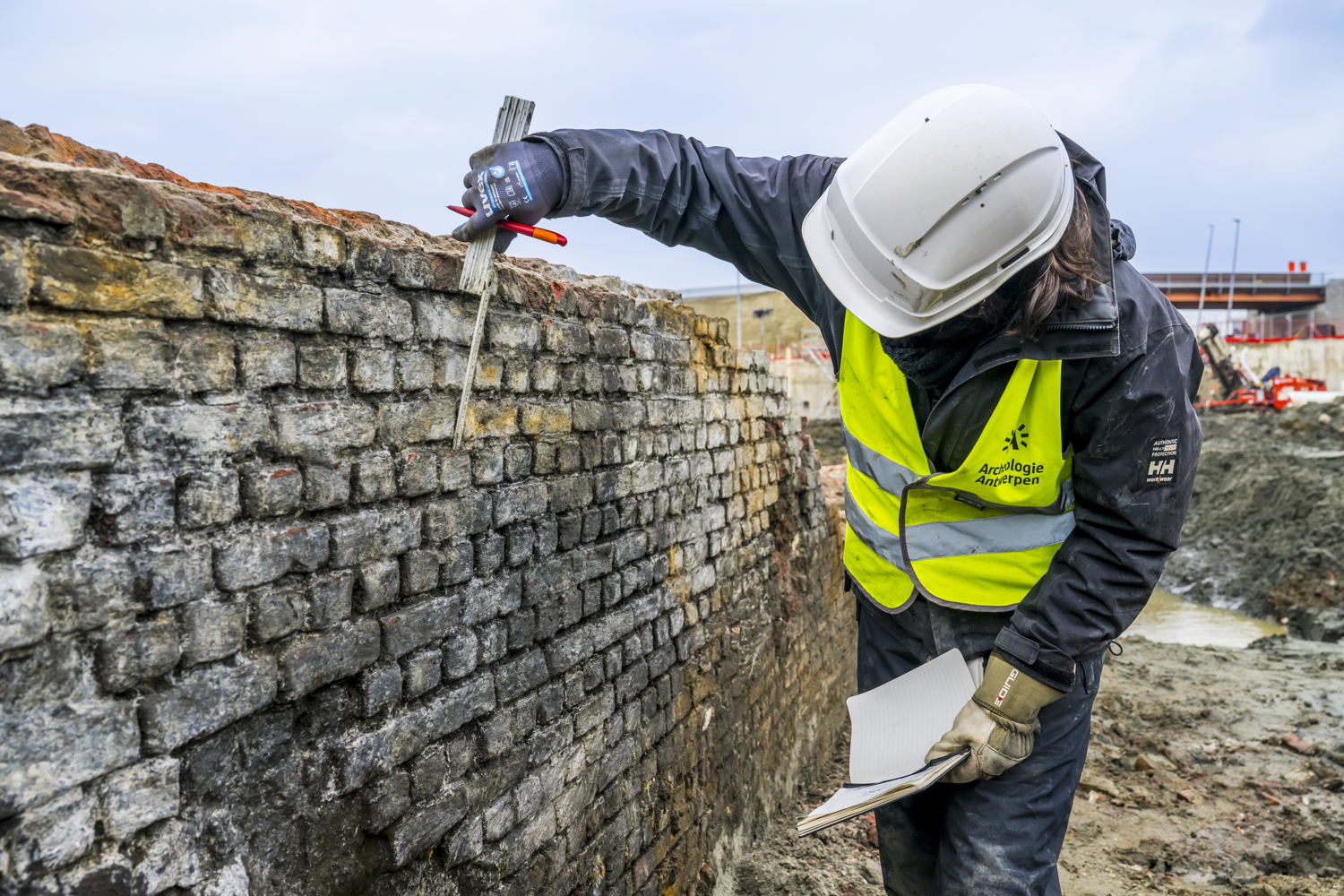 Archeologen doen verder onderzoek. Na deze documentatie wordt de sluis afgebroken om de uitgraving van de bouwkuip voor de geplande Oosterweelwerken verder te zetten. ©FrederikBeyens
