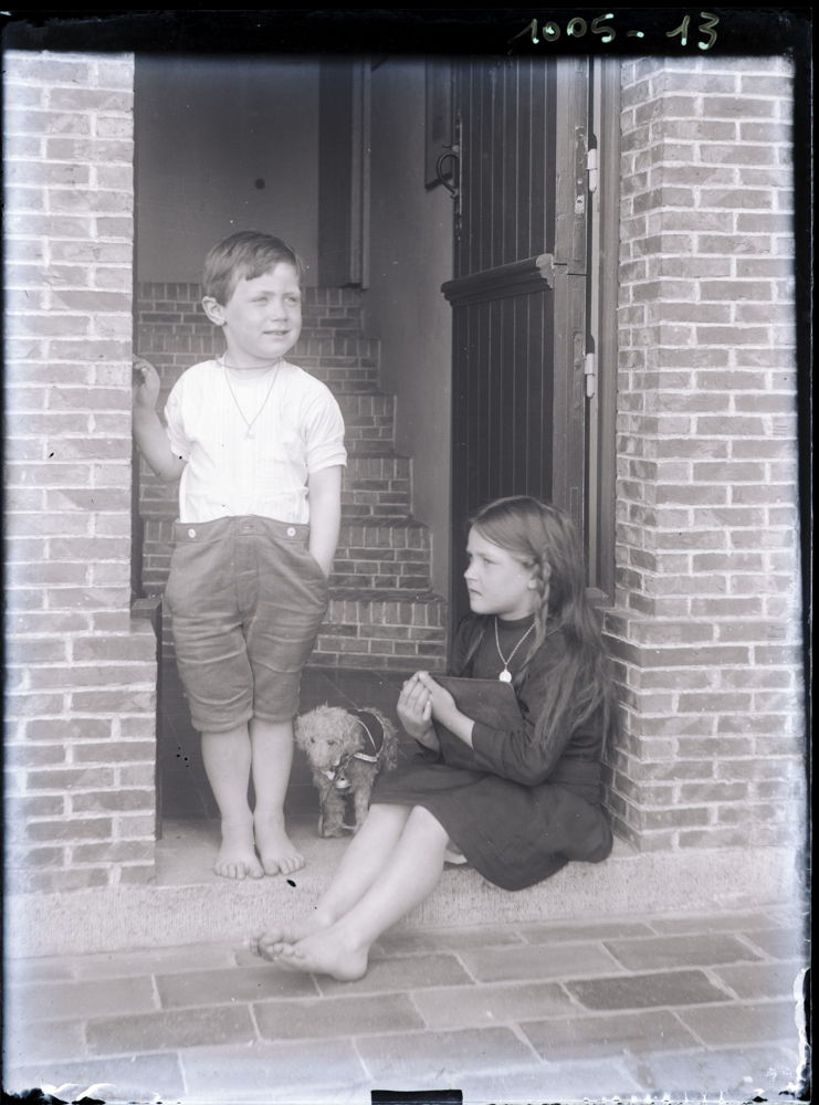 Streuvels’ kinderen Paul en Paula in de deuropening van het Lijsternest. Foto van Stijn Streuvels, ca. 1914