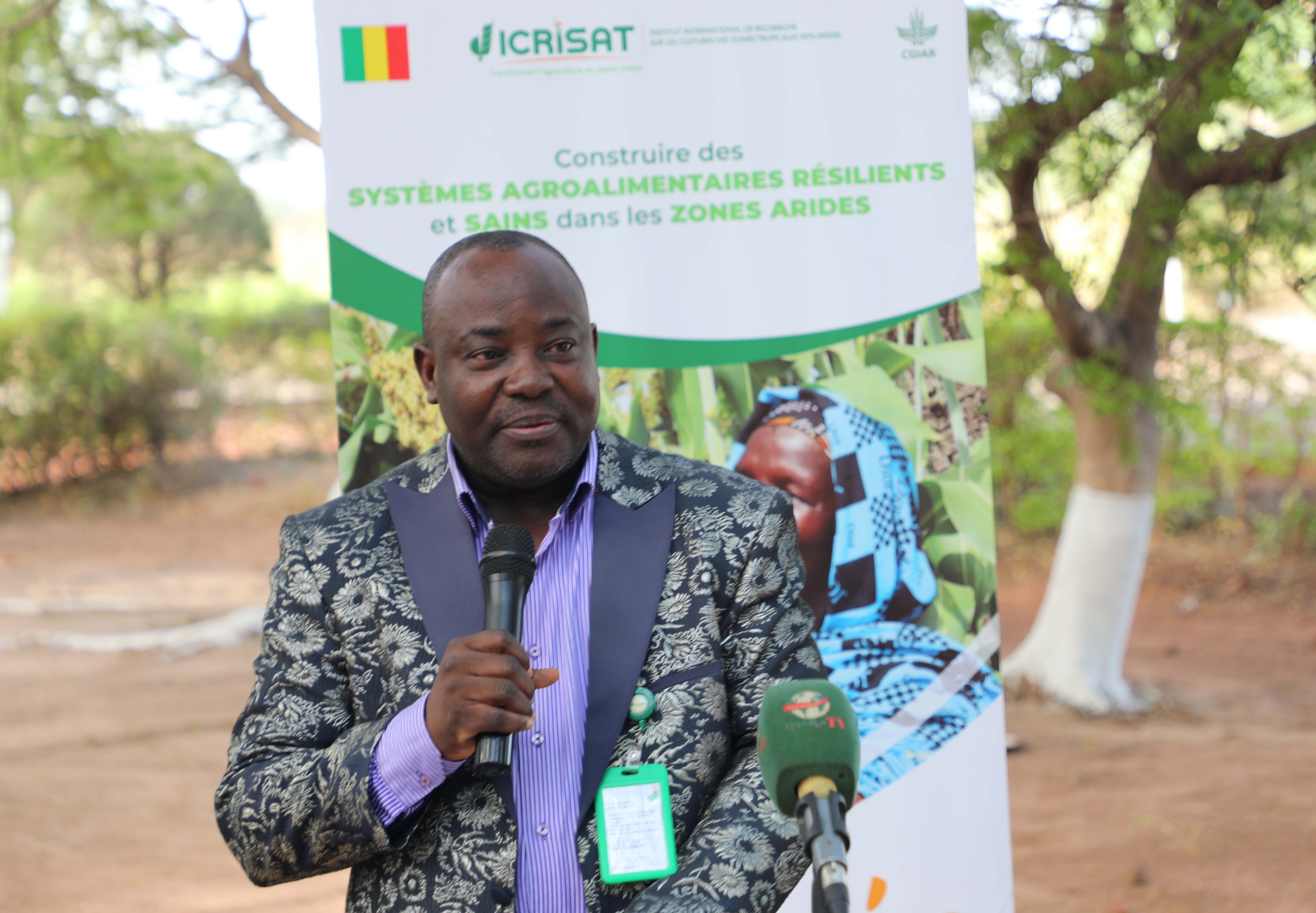 Dr Ayoni Ogunbayo, Country Representative, ICRISAT - Mali, delivers remarks.