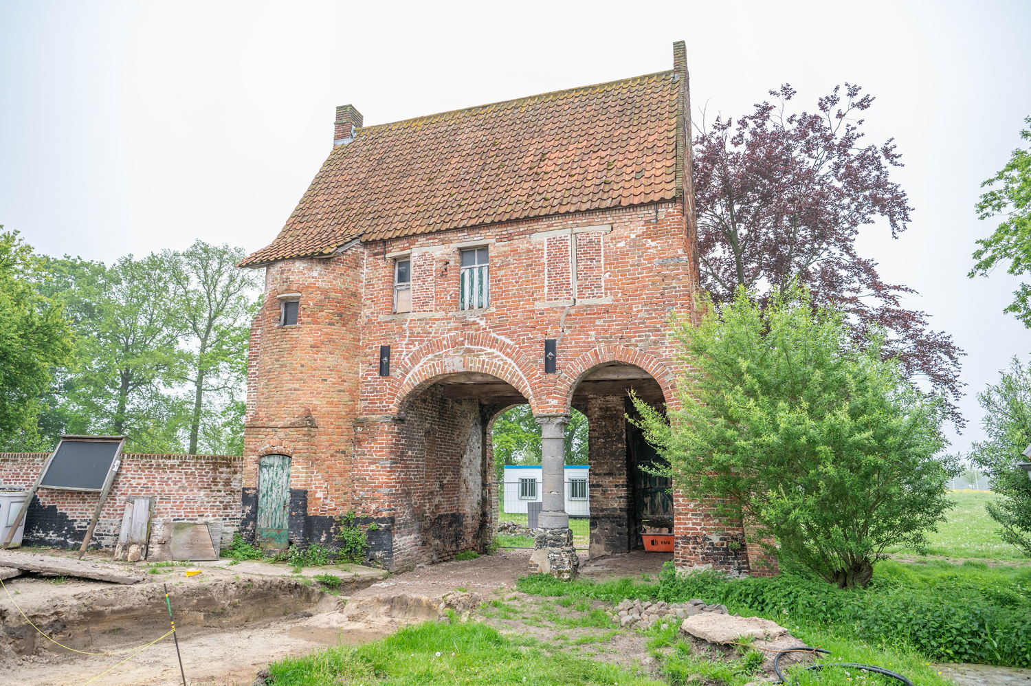 poortgebouw buitenkant voor restauratie