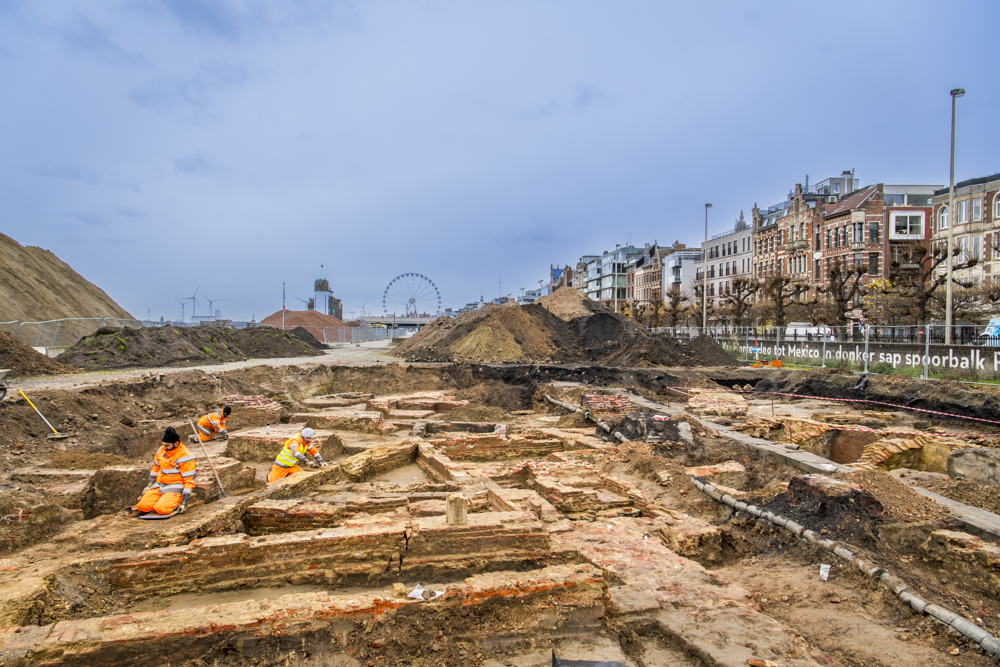 Overzicht op de archeologische resten in de noordelijke zone: met de stadsmuur (links) en het klooster uit de oudste bouwfase (rechts). ©Frederik Beyens Overzicht op de archeologische resten in de noordelijke zone: met de stadsmuur (links) en het klooster uit de oudste bouwfase (rechts). ©Frederik Beyens