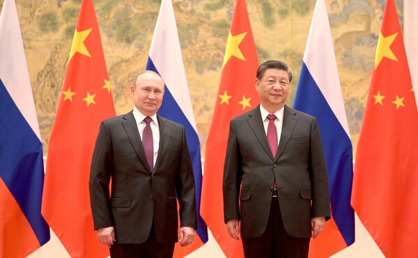 Russian President Vladimir Putin (L) and Chinese President Xi Jinping (R)