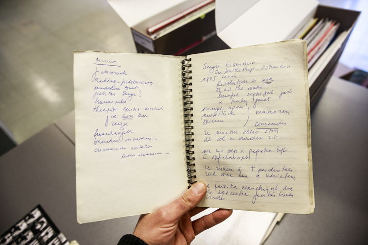 Kristien Hemmerechts draagt persoonlijke schriften en brieven over aan het Letterenhuis - Foto: © Victoriano Moreno voor het Letterenhuis