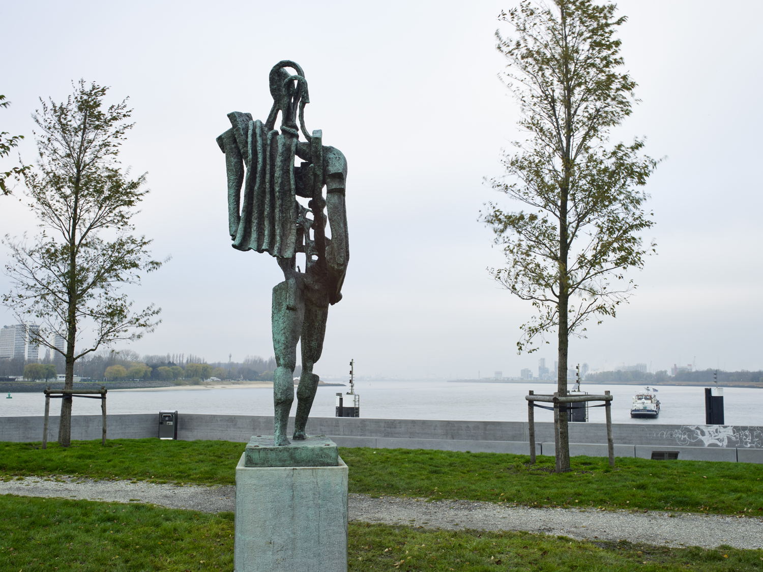 Ossip Zadkine, De Boodschapper, 1955, brons, 260 x 65 x 110 cm. Fotografie Kristien Daem, Courtesy Collectie Kunst in de Stad – Middelheimmuseum