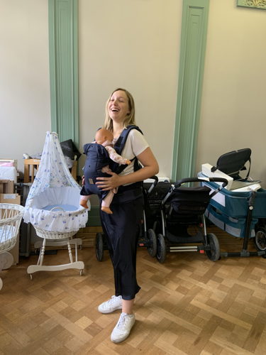 Nathalie van Baren test spullen in Babytheek Antwerpen