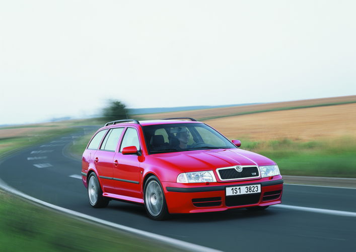 In 2000, the first-generation ŠKODA OCTAVIA RS
becomes the Czech brand’s first production model to
display the RS letter combination.