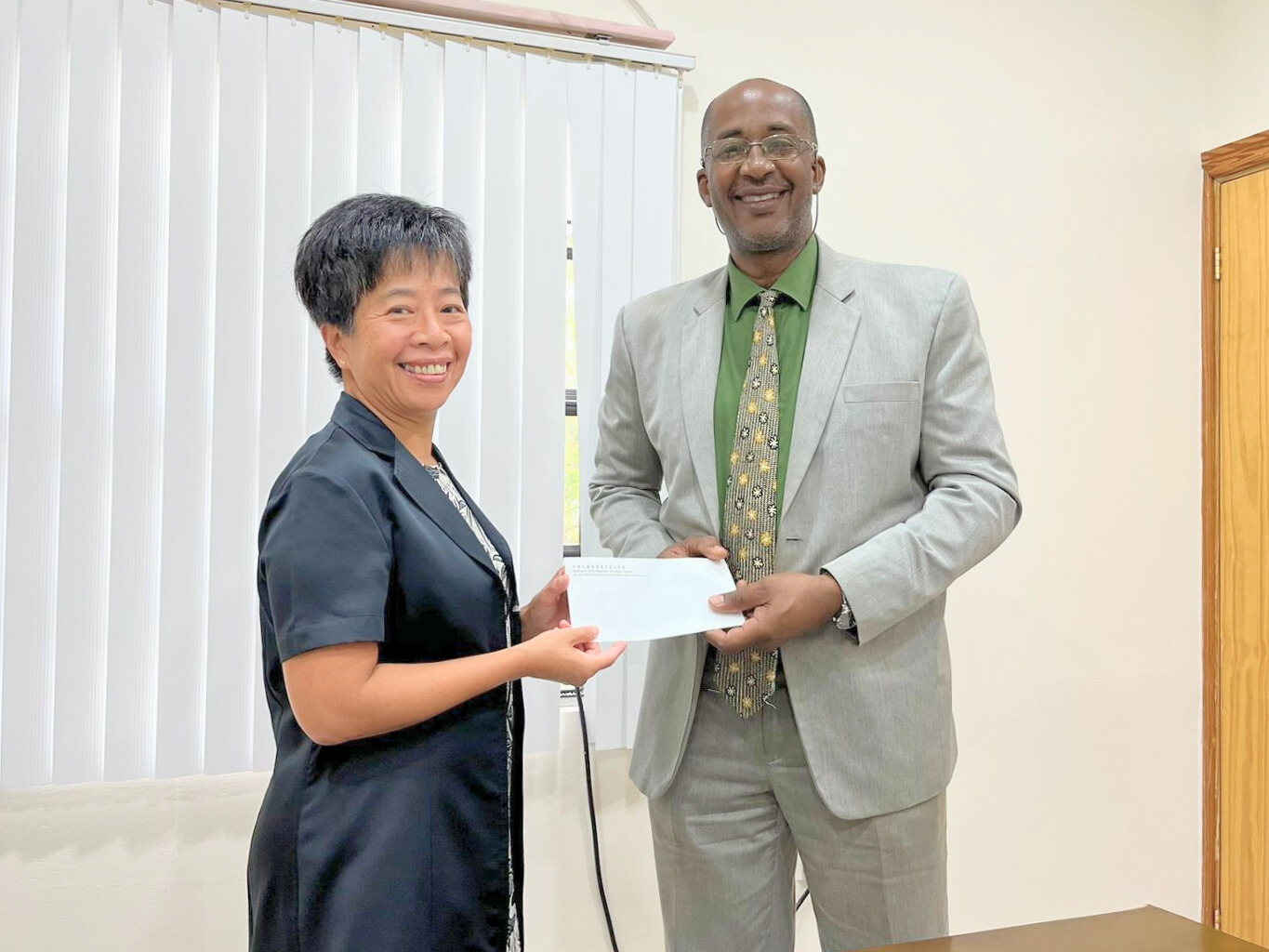 Her Excellency Nicole Su, Ambassador of the Republic of China (Taiwan) to Saint Lucia, presents a US$200,000 investment to Crispin d'Auvergne, Climate Change and Disaster Risk Management Coordinator with the OECS Commission, for the EC Solar Challenge, which will benefit Member States St Kitts and Nevis, Saint Lucia, and St Vincent and the Grenadines.
Her Excellency Nicole Su, Ambassador of the Republic of China (Taiwan) to Saint Lucia, presents a US$200,000 investment to Crispin d'Auvergne, Climate Change and Disaster Risk Management Coordinator with the OECS Commission, for the EC Solar Challenge, which will benefit Member States St Kitts and Nevis, Saint Lucia, and St Vincent and the Grenadines.
