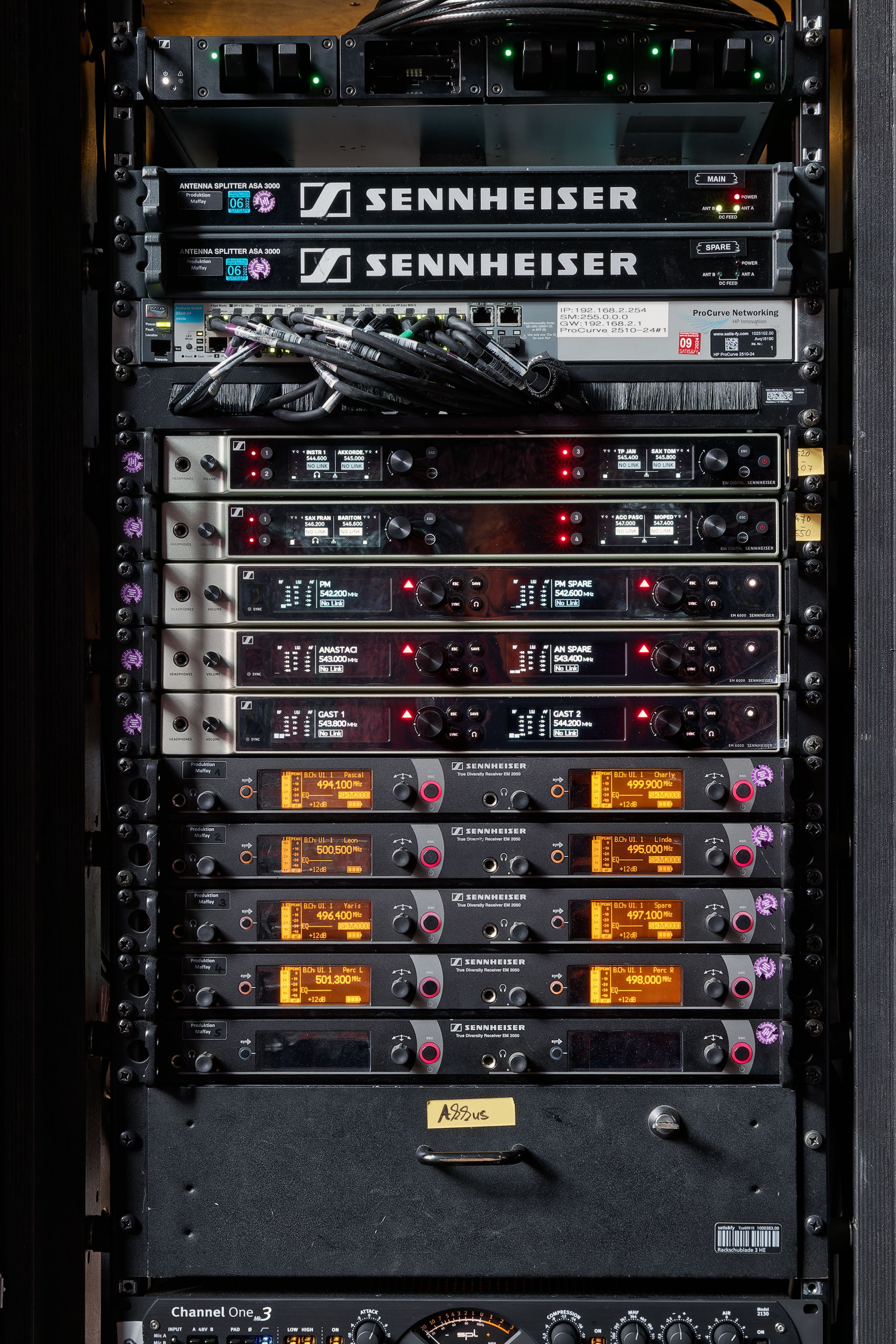 The wireless rack with the EW-DX EM 4 DANTE four-channel receivers