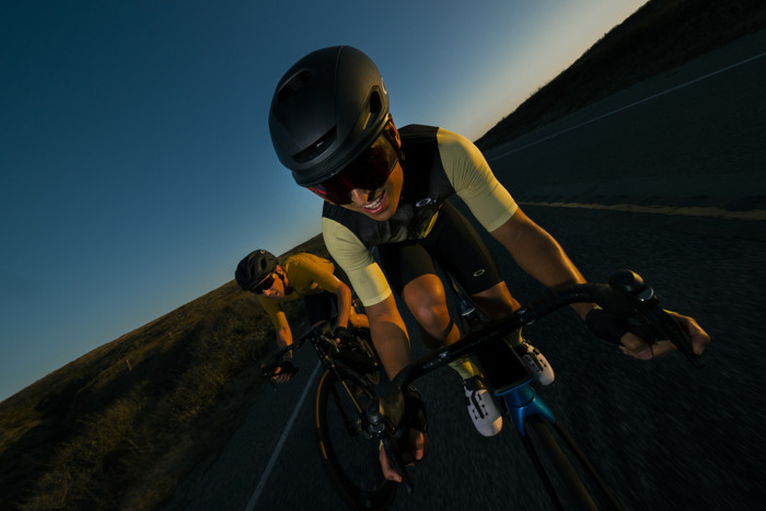 Preview: NOWE OAKLEY PERFORMANCE INNOVATION: KASK ARO7 I Q36.5 SECOND SKIN