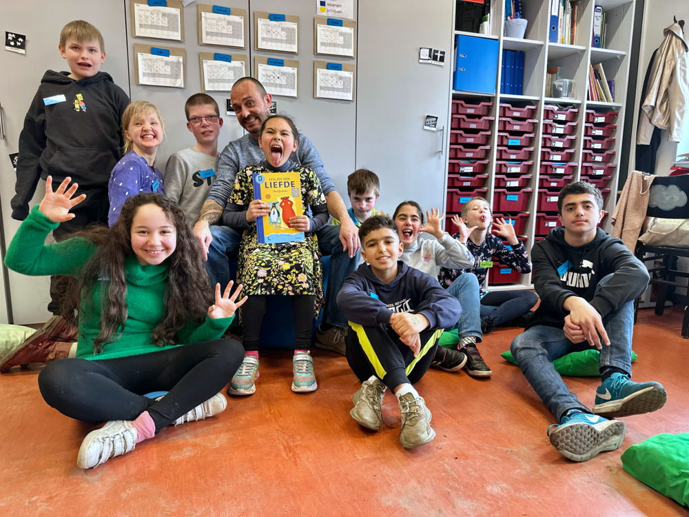 Tijs Vanneste leest voor in een school in Nijlen – © VRT