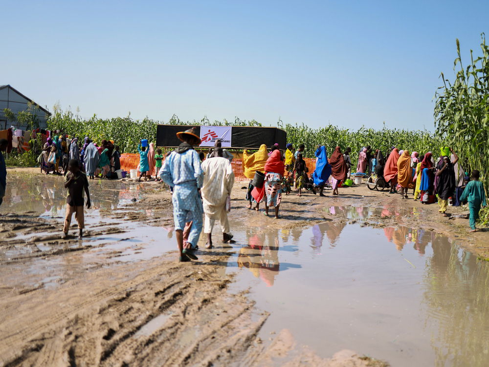 Displaced people walking into the Teachers Village camp, one of the 30 camps where the people displaced by flood found shelter in Maiduguri, Northeast Nigeria. Photographer: Abba Adamu Musa | Location: Maiduguri | Date: 18/09/2024