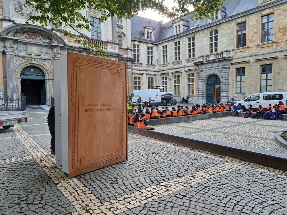 Reuzenboek op het Hendrik Conscienceplein. © Dries Luyten.