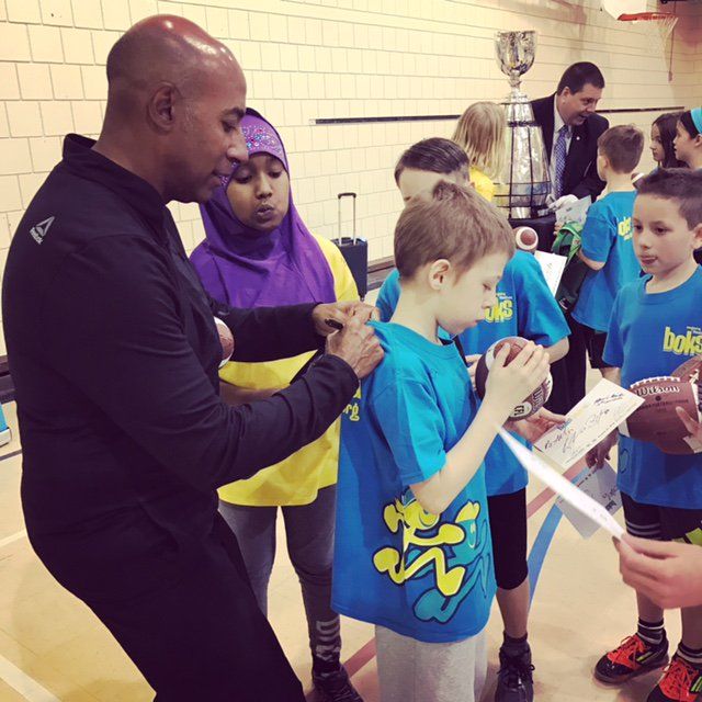 Le commissaire Jeffrey Orridge a signé des autographes pour les élèves de l’École Centennial Community School Le commissaire Jeffrey Orridge a signé des autographes pour les élèves de l’École Centennial Community School