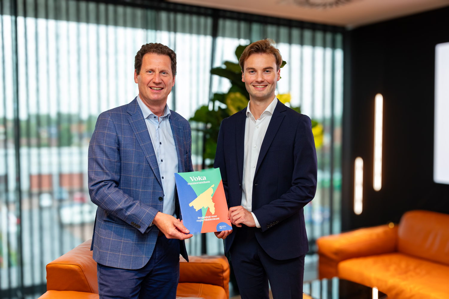 Tom Bulcke, voorzitter Voka regio Oostende - Thomas Buys, regioverantwoordelijke Noord-West-Vlaanderen