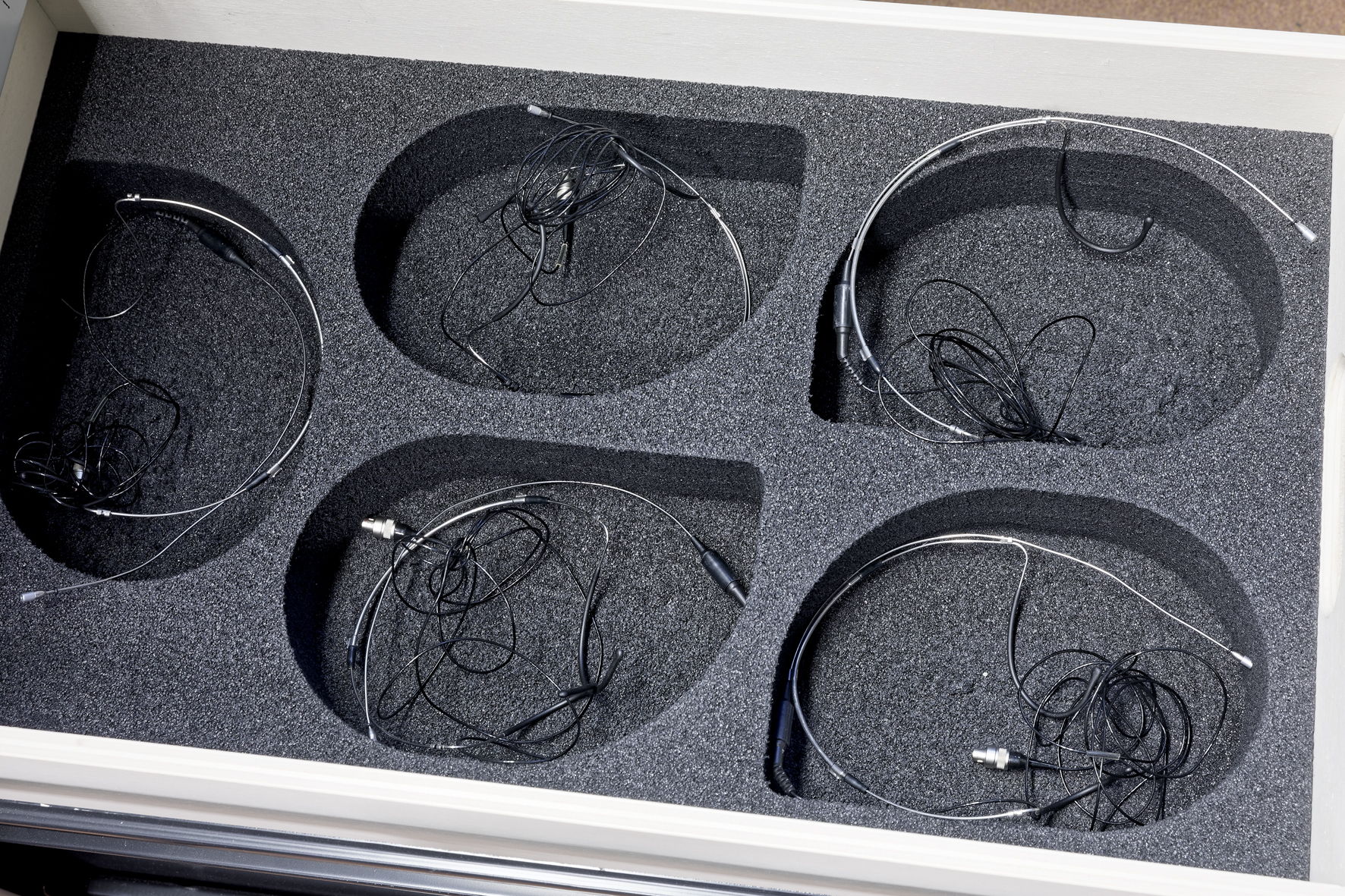 Als Mikrofone werden in den Münchner Kammerspielen Sennheiser MKE 1 (Kugel) und Headset-Mikrofone SL Headmic 1 SB eingesetzt