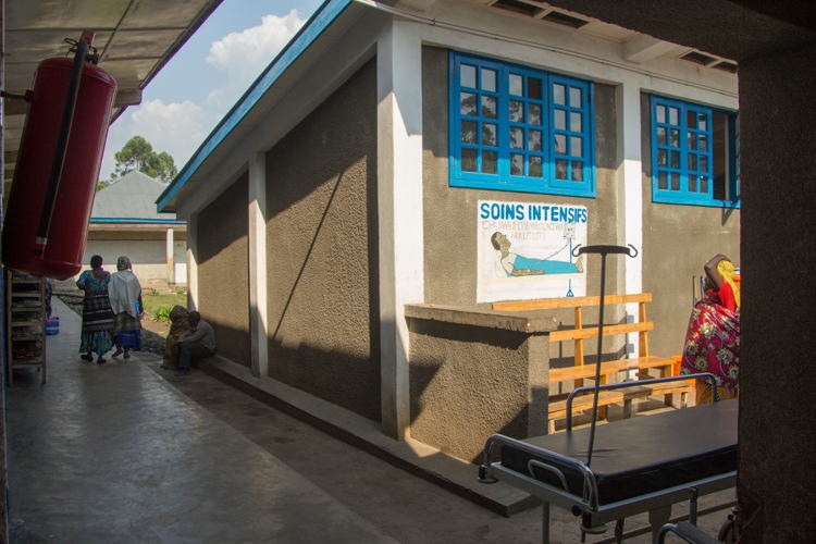View of the intensive care unit building at the general referral hospital of Mweso, North-Kivu, supported by MSF teams since 2005 in partnership with the Ministry of Health. Between January and June 2023, about 1,400 admissions were recorded in the intensive care unit. Copyright: Laora Vigourt/MSF