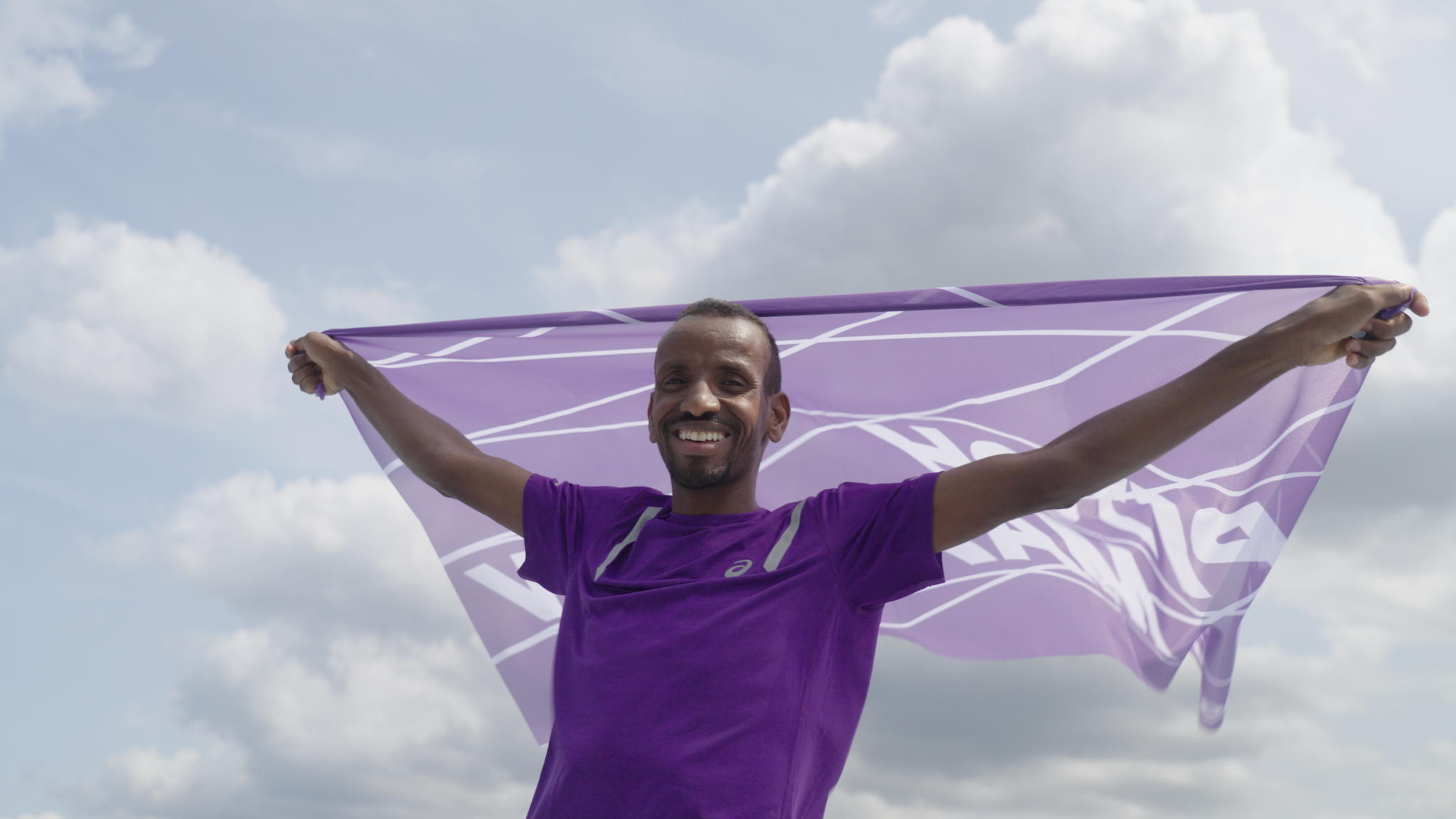 Bashir Abdi met de Liantis Pitch Marathon vlag Bashir Abdi met de Liantis Pitch Marathon vlag