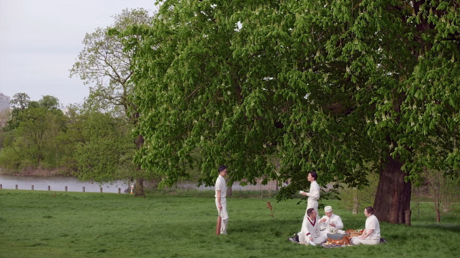 Kam disfruta de un té inglés por la tarde después de un partido de cricket en Hyde Park.