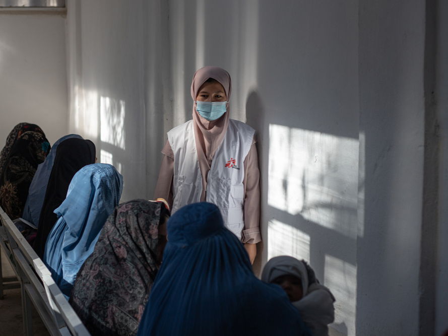 Afganistán: nuevas restricciones en Herat impiden a mujeres acceder a atención médica sin usar burka