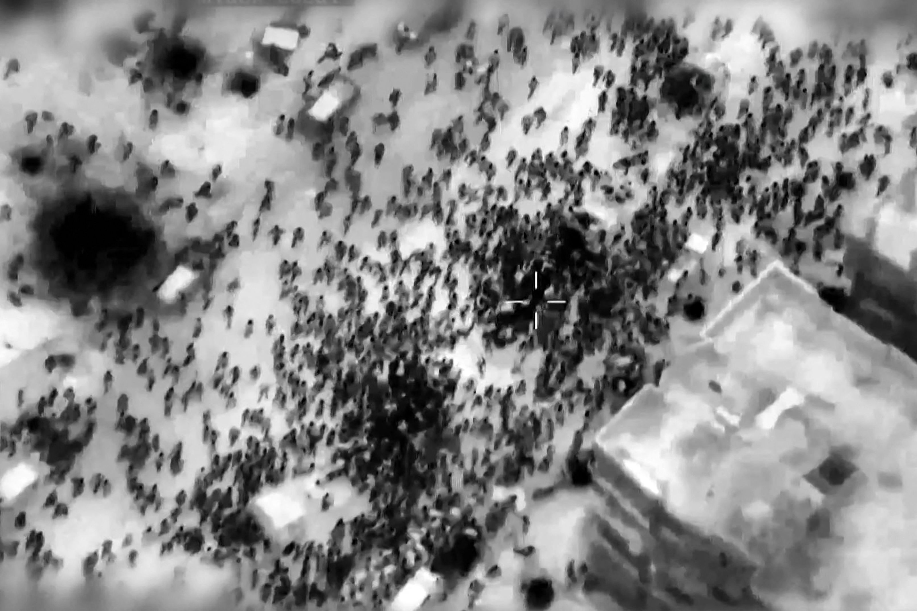Image grab from a handout video released by the Israeli army of crowds gathering to receive food aid in Gaza © ALINE MANOUKIAN / ISRAELI ARMY / AFP
