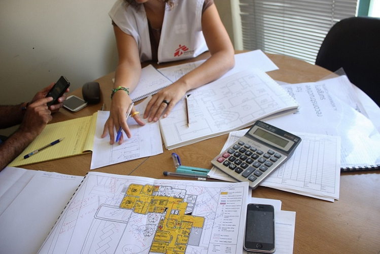 Un expatrié revoit les plans d’une structure en cours de construction.

© Enass Abu Khalaf-Tuffaha/MSF