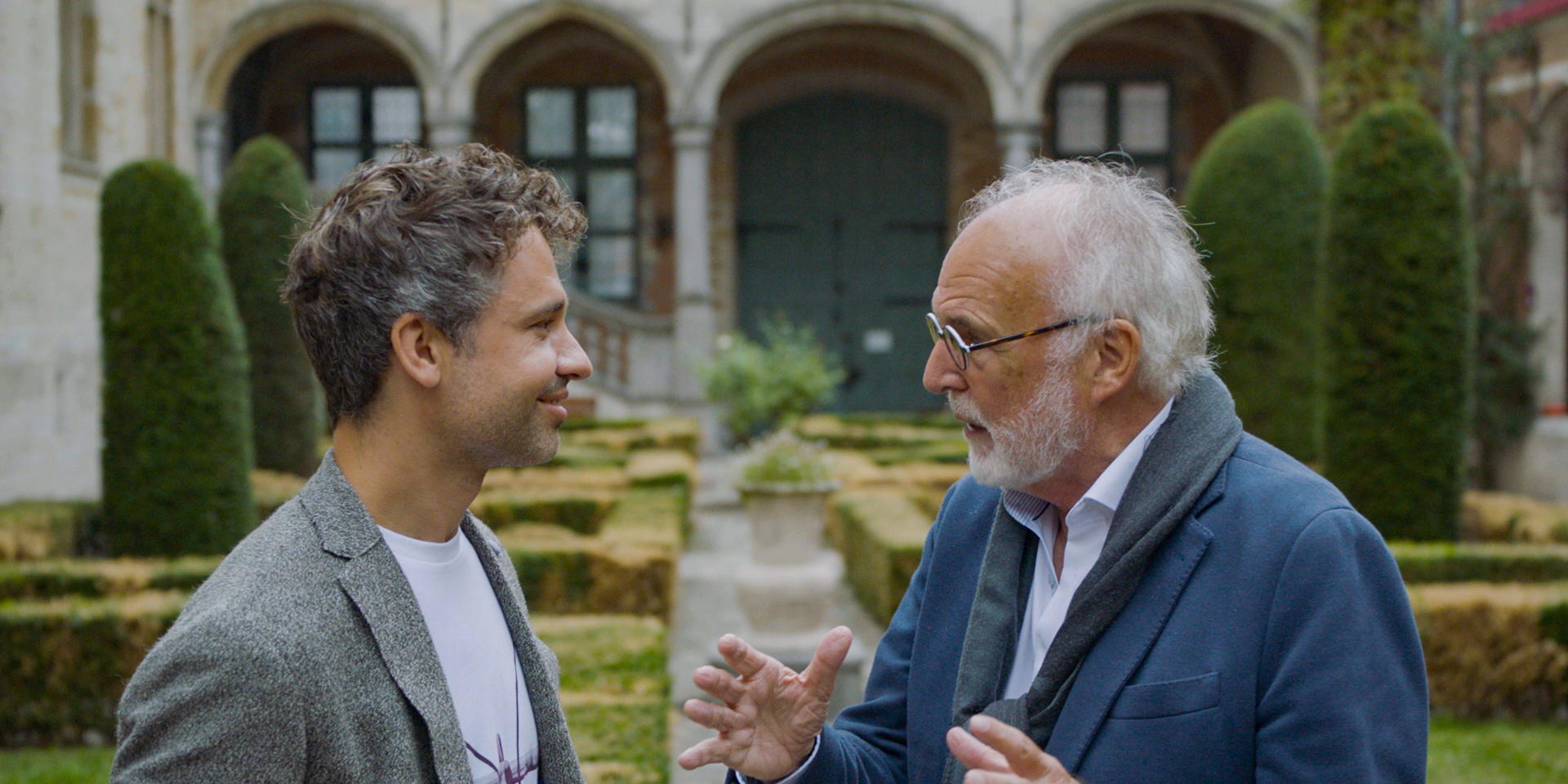 Thomas met Jan Van den Berghe in het Hof van Savoye in Mechelen - (c) VRT / Sylvester