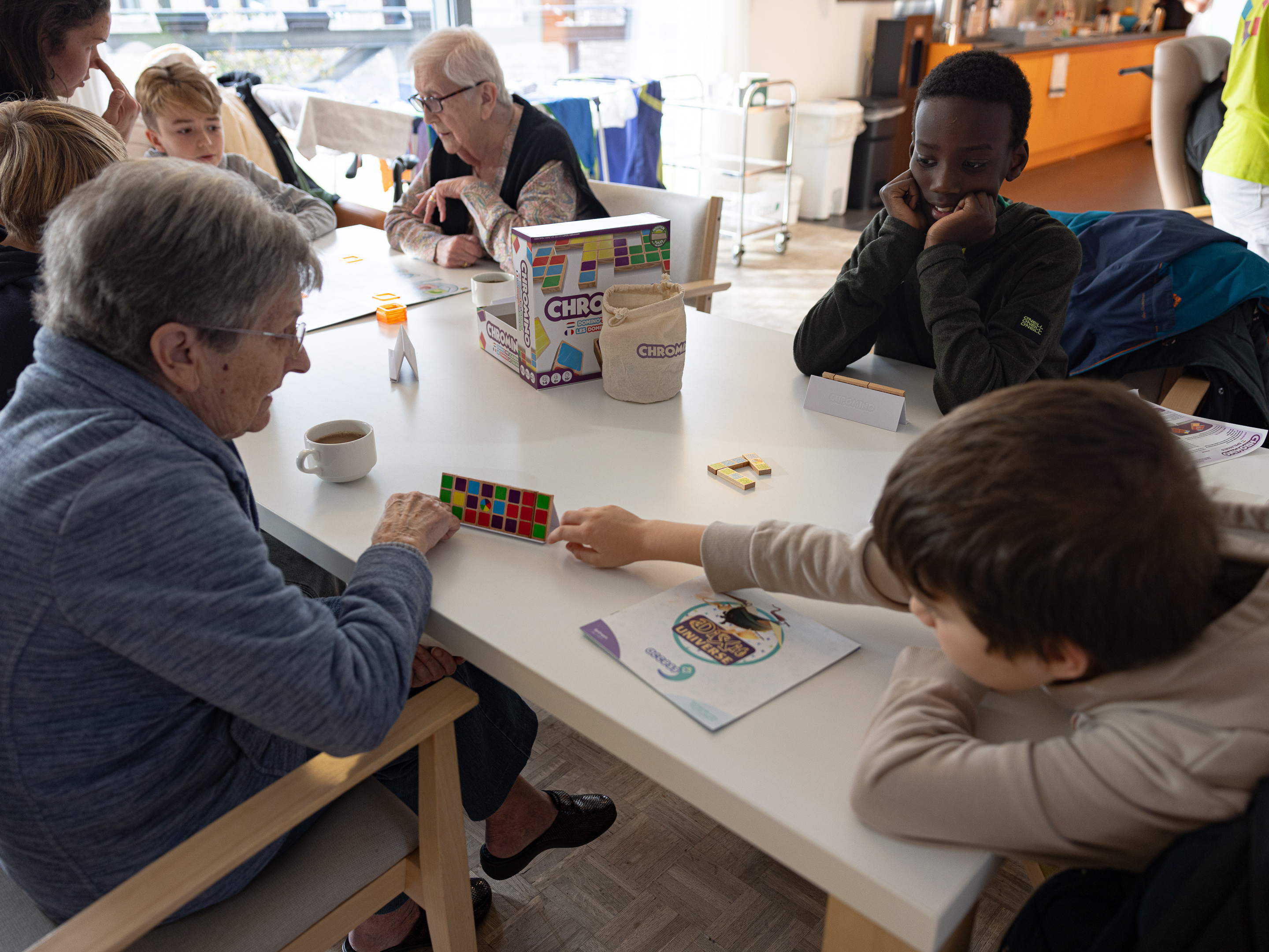 Persbericht en -uitnodiging: Asmodee brengt leerlingen en rusthuisbewoners samen rond de spelletjestafel tijdens Ouderenweek (18-24 november)