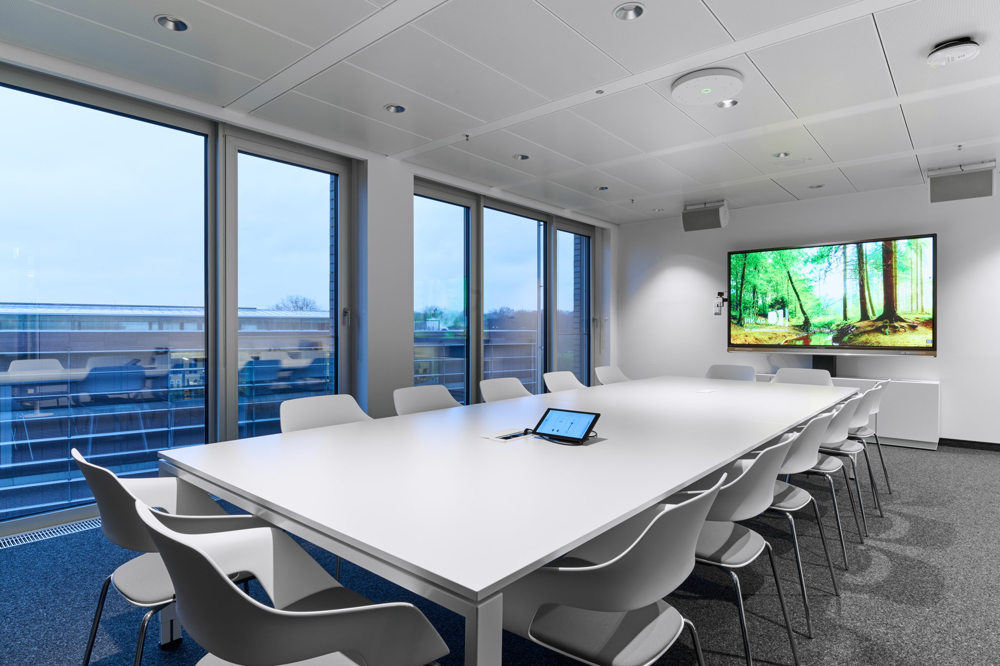 Sennheiser's TeamConnect Ceiling Medium (TCC M) Mikrofone wurden in 34 Schulungs- und Meetingräumen des Neubaus der IHK Hannover installiert
© PIK AG 2024
