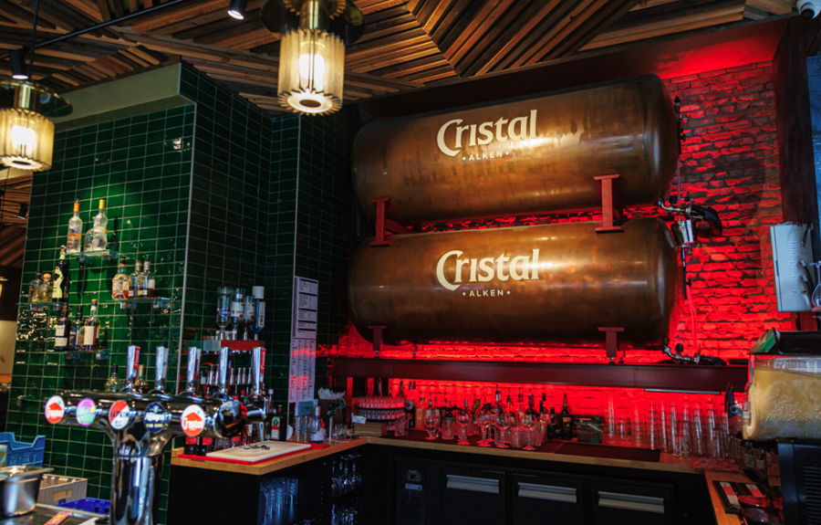 La bière en citerne de Cristal chez Bardot à Louvain (Credit: Foto Frederickx)