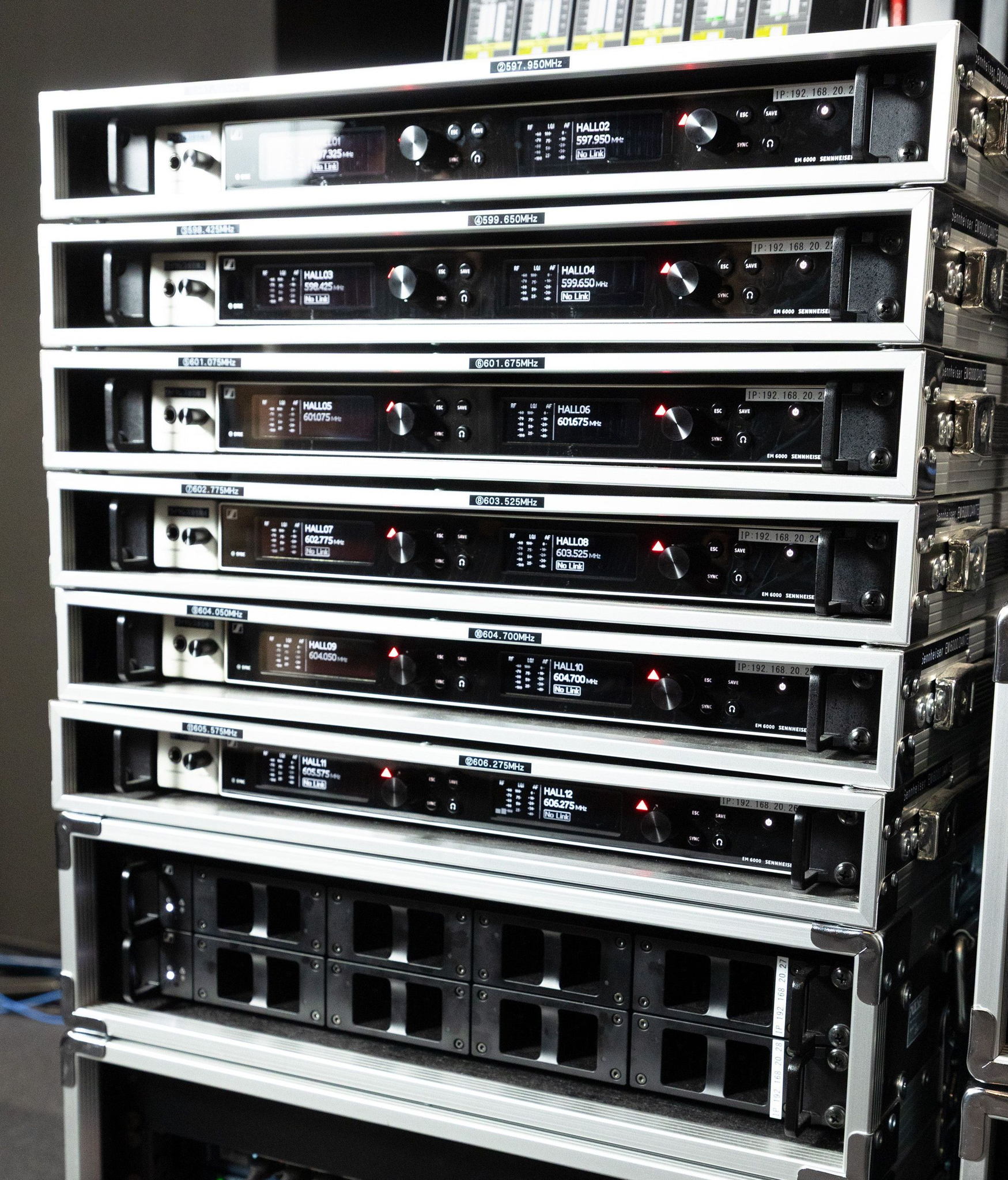 上から受信機 EM 6000 DANTE・充電ステーション L 6000 (LM 6060装着)