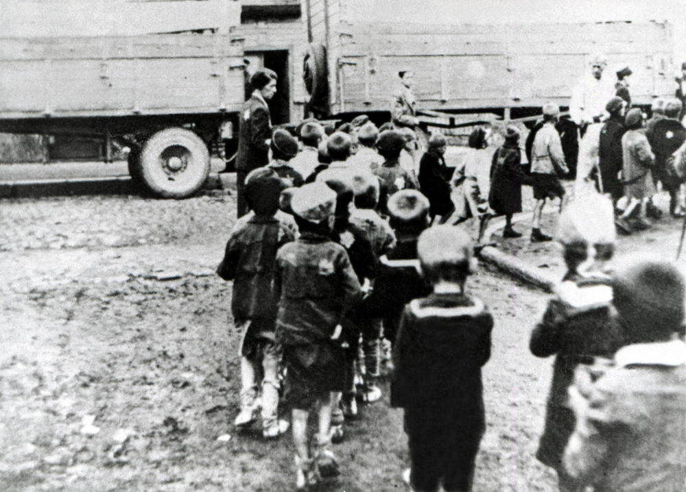 AKG5591088 Children from the Lodz Ghetto on their way to be deported to Chelmo extermination camp.  Photo, September 1942. ©akg-images 